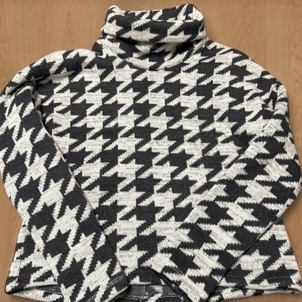 Columbia Black and Cream Houndstooth Turtleneck Sweater